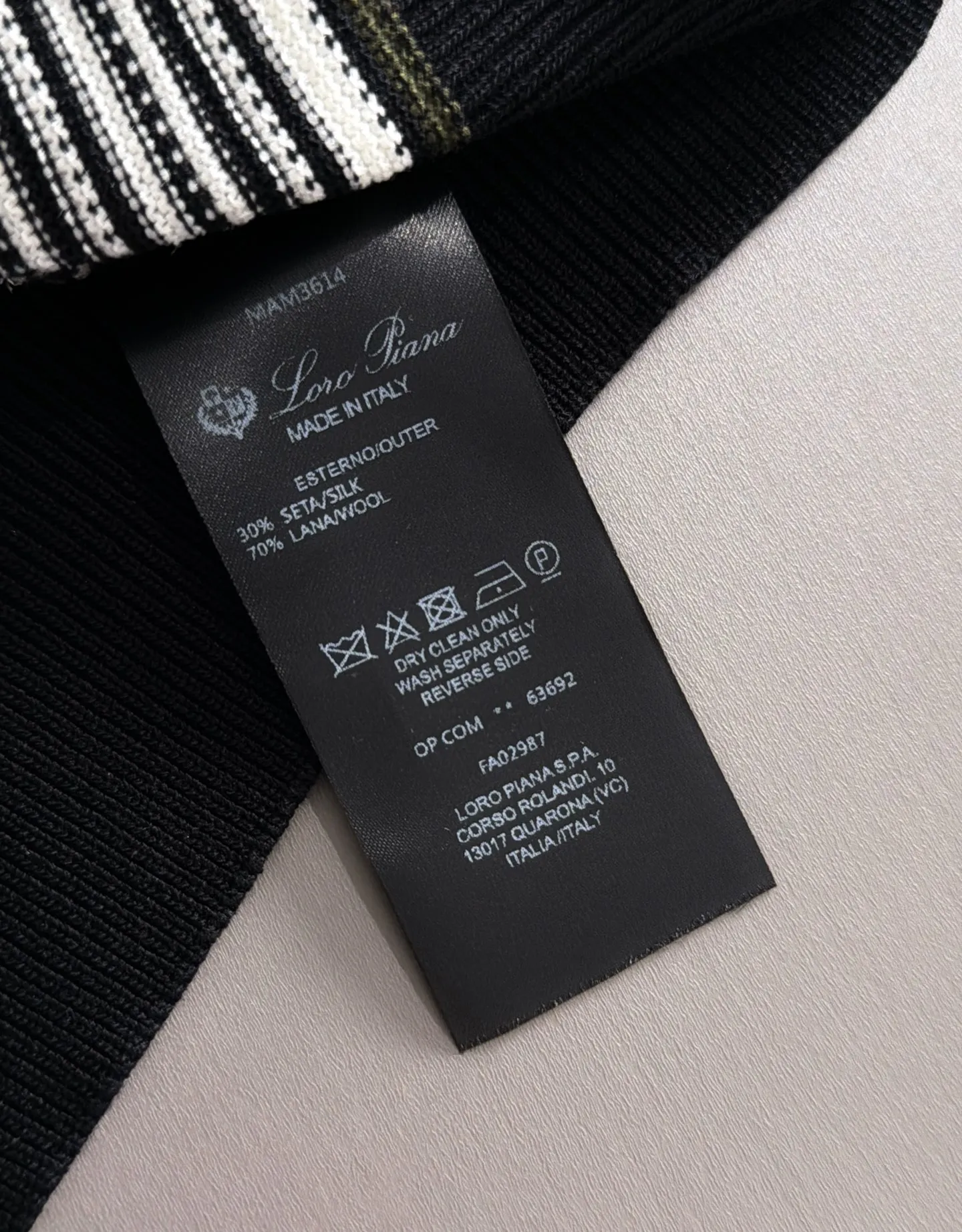 LP high quality Loro Piana 26ss New Arrival men's short-sleeved knitted T-shirt. Made of combed cotton yarn knitted cotton fabric, no pressure when entering and exiting the counter. Exclusive control of raw materials. It feels substantial when weighed, and the upper body is more textured than ordinary T-shirts. This texture can handle the weather easily and is suitable for both hot and cold! Loose fit design, looks noble. The only correct version is available Size: M to 4XL